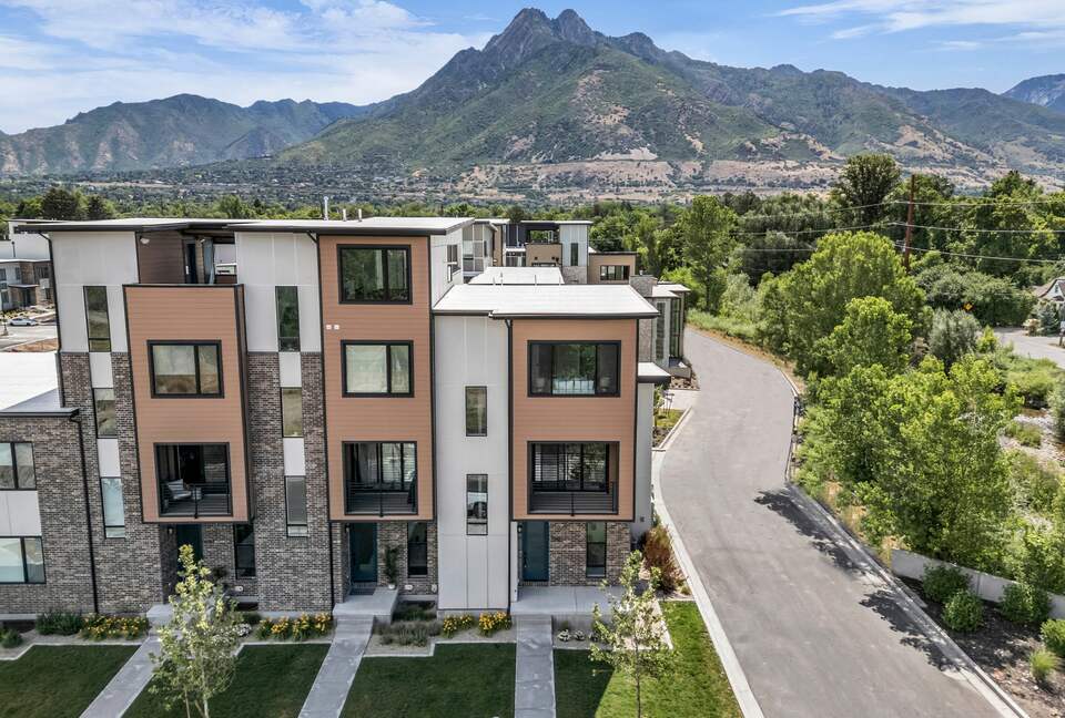Elegant End-Unit Townhome with Designer Finishes & Mountain Views - Holladay, Utah