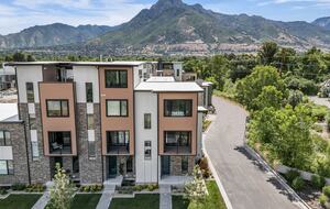 Elegant End-Unit Townhome with Designer Finishes & Mountain Views - Holladay, Utah