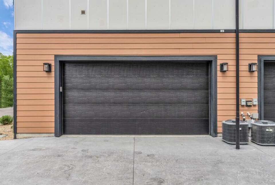 Elegant End-Unit Townhome with Designer Finishes & Mountain Views - Holladay, Utah