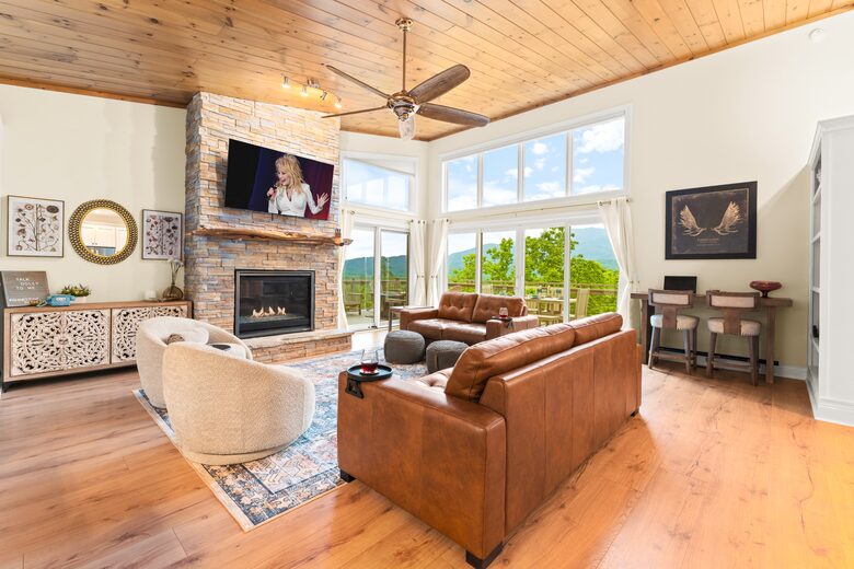Rhinestone Retreat | A Stylish Mountain Escape Inspired by Dolly - Gatlinburg, Tennessee