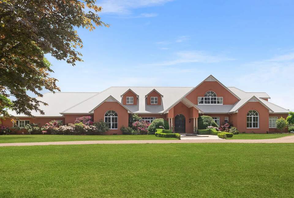 A Grand Retreat on 100 Rolling Acres - Moss Vale, Australia