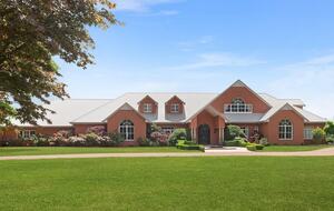 A Grand Retreat on 100 Rolling Acres - Moss Vale, Australia