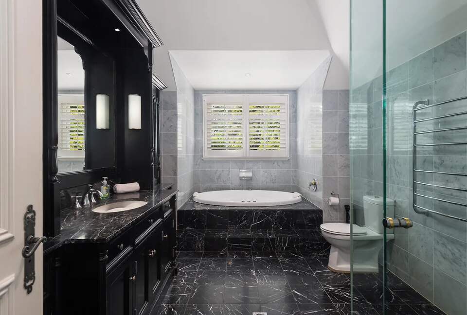 A Grand Retreat on 100 Rolling Acres - Moss Vale, Australia