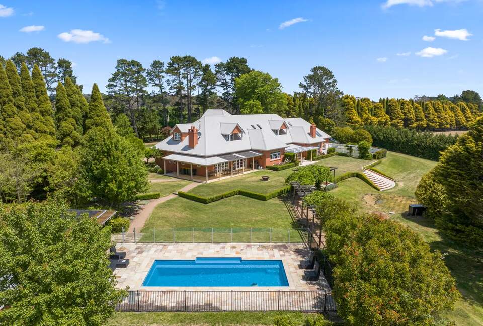 A Grand Retreat on 100 Rolling Acres - Moss Vale, Australia