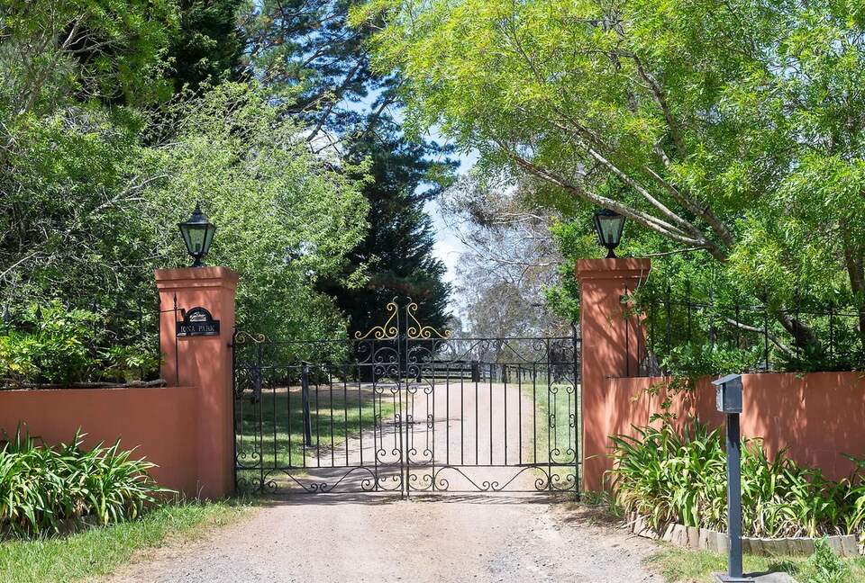A Grand Retreat on 100 Rolling Acres - Moss Vale, Australia