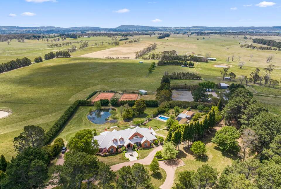 A Grand Retreat on 100 Rolling Acres - Moss Vale, Australia