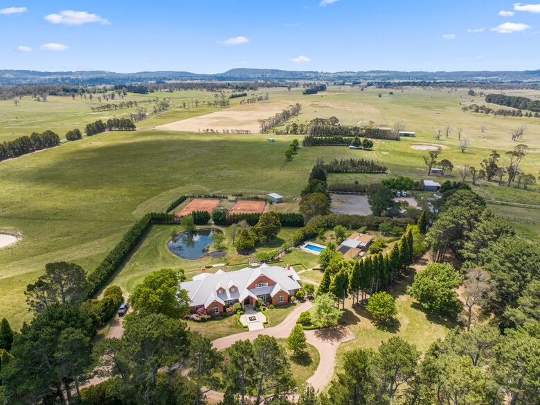 A Grand Retreat on 100 Rolling Acres - Moss Vale, Australia