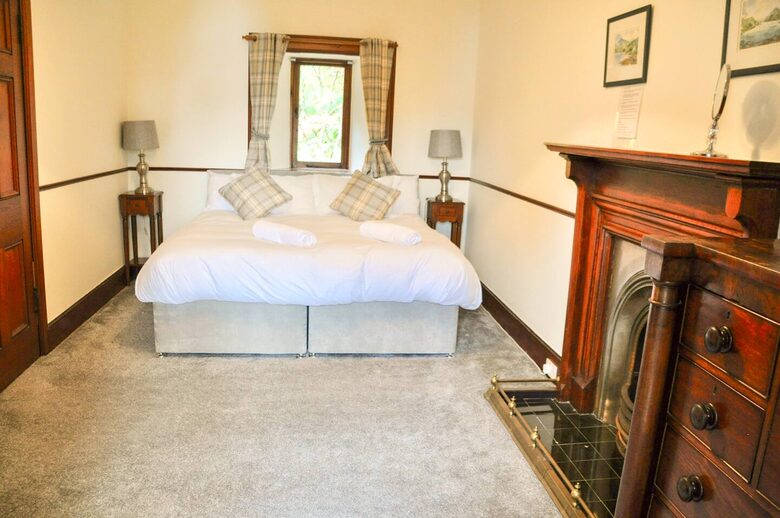 Elegant Countryside Estate with Rare Architectural Heritage - Dunoon, United Kingdom