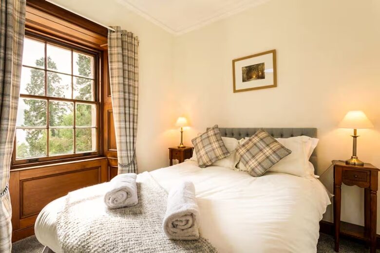 Elegant Countryside Estate with Rare Architectural Heritage - Dunoon, United Kingdom