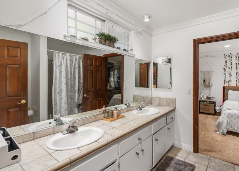 Resort Like Property in Los Angeles - Woodland Hills, California