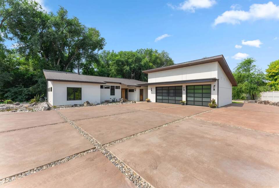 Graceful Living on Over Three Acres in Idaho Wine Country - Nampa, Idaho