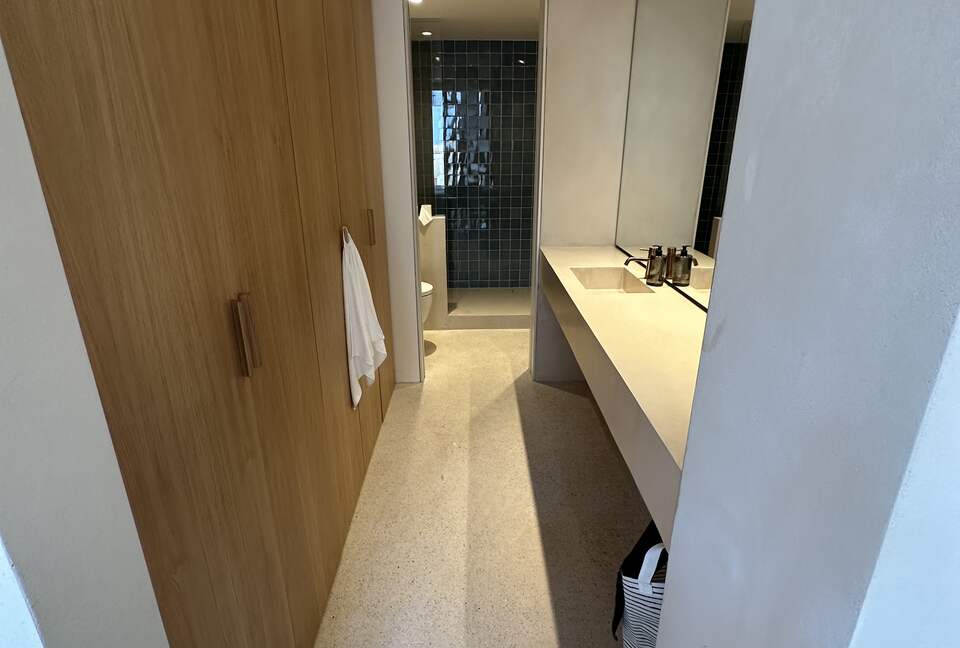 Primary bedroom en-suite bathroom