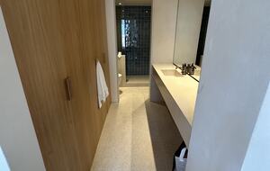 Primary bedroom en-suite bathroom