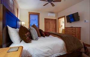 Exquisite Four-Bedroom Residence with Premier Resort Access - Steamboat Springs, Colorado