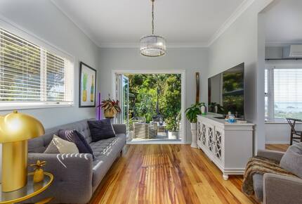 Sunsets & Sea Breezes Above Palm Beach - Waiheke Island, New Zealand