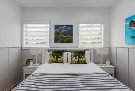 Sunsets & Sea Breezes Above Palm Beach - Waiheke Island, New Zealand