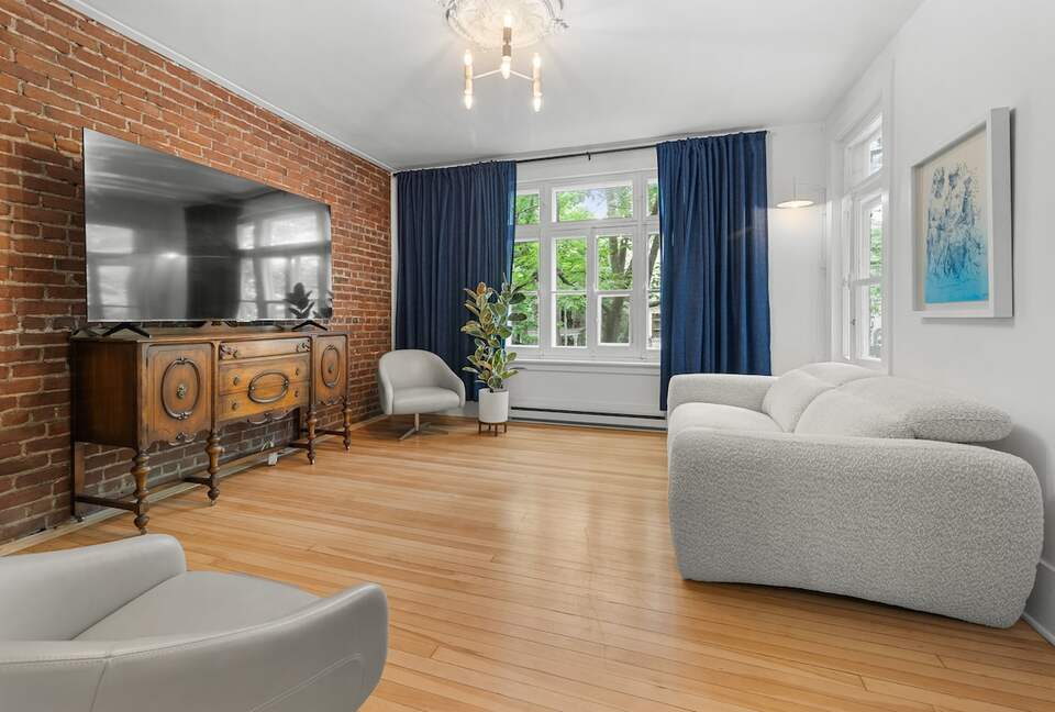 Historic Charm Meets City Comfort - Québec City, Canada