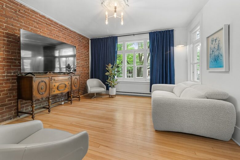 Historic Charm Meets City Comfort - Québec City, Canada