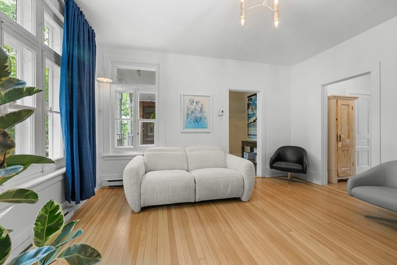 Historic Charm Meets City Comfort - Québec City, Canada