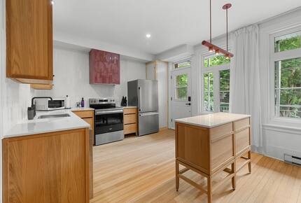 Historic Charm Meets City Comfort - Québec City, Canada