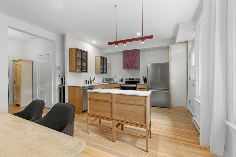 Historic Charm Meets City Comfort - Québec City, Canada