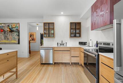 Historic Charm Meets City Comfort - Québec City, Canada