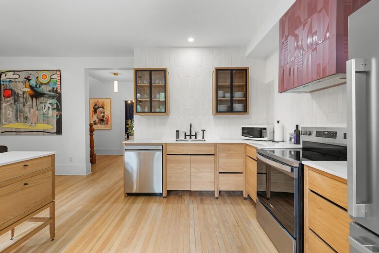 Historic Charm Meets City Comfort - Québec City, Canada