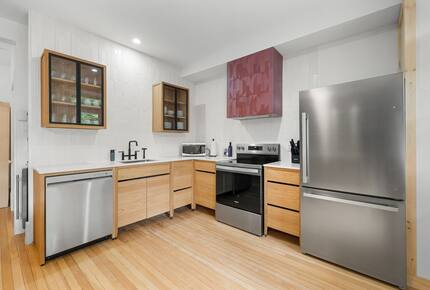 Historic Charm Meets City Comfort - Québec City, Canada