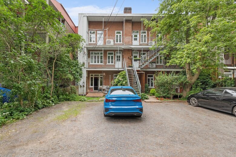 Historic Charm Meets City Comfort - Québec City, Canada