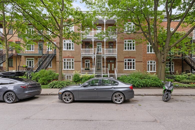 Historic Charm Meets City Comfort - Québec City, Canada
