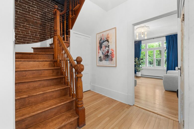 Historic Charm Meets City Comfort - Québec City, Canada