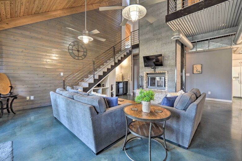 Cozy Hill Country Haven on the Water - Kingsland, Texas