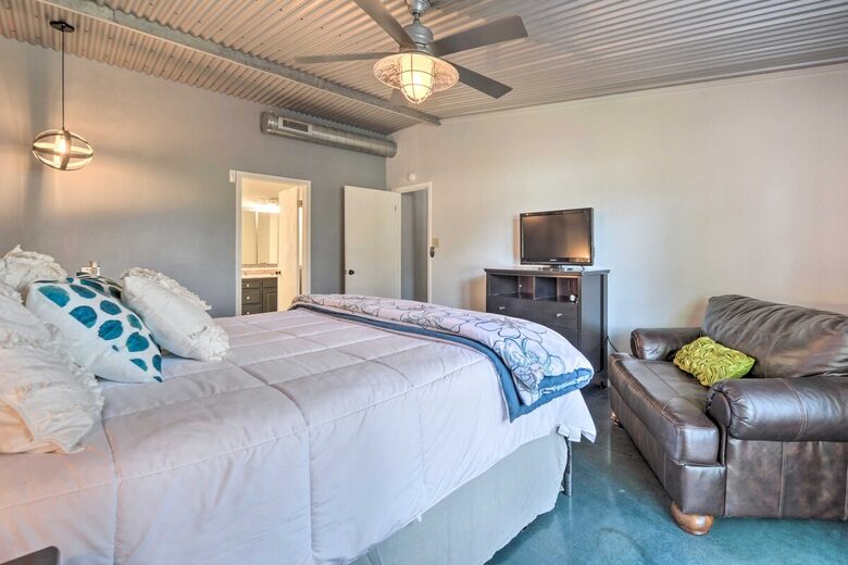 Cozy Hill Country Haven on the Water - Kingsland, Texas
