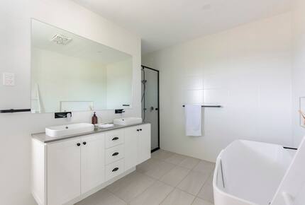 Elegant Bowral Retreat with Mountain Views - Bowral, Australia