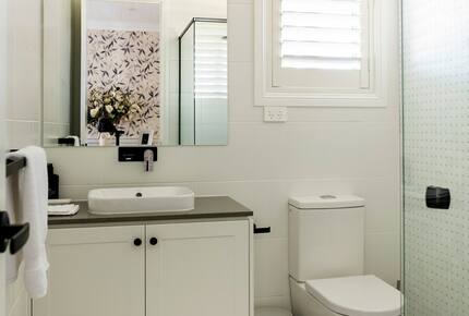 Elegant Bowral Retreat with Mountain Views - Bowral, Australia