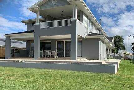 Elegant Bowral Retreat with Mountain Views - Bowral, Australia