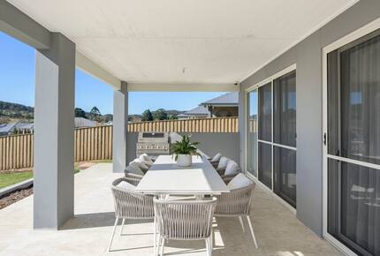 Elegant Bowral Retreat with Mountain Views - Bowral, Australia