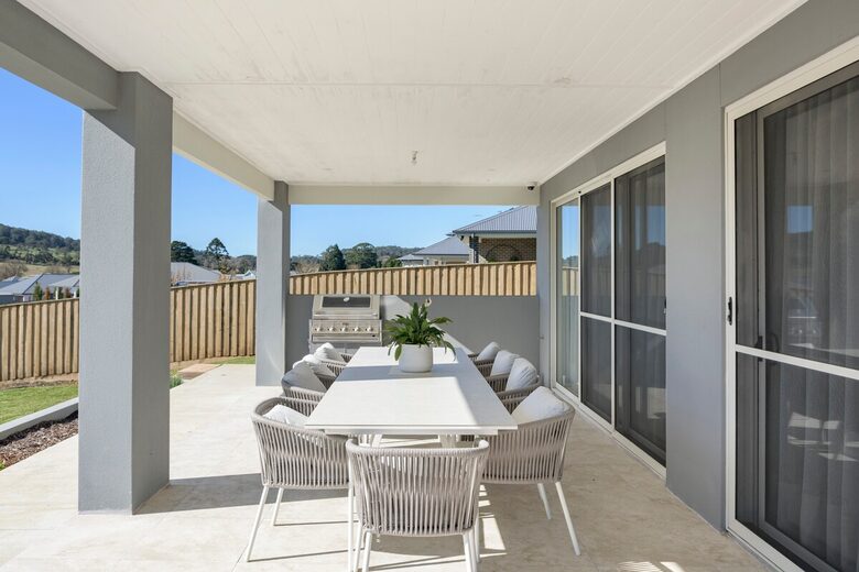 Elegant Bowral Retreat with Mountain Views - Bowral, Australia