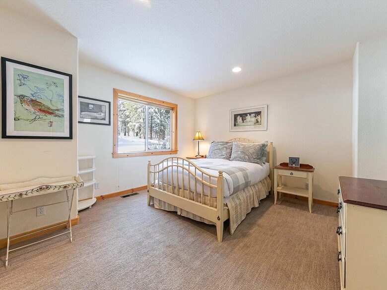 Bedroom 2, double bed