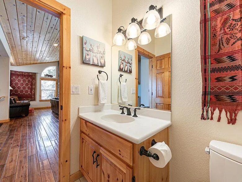 1/2 bath off the living room