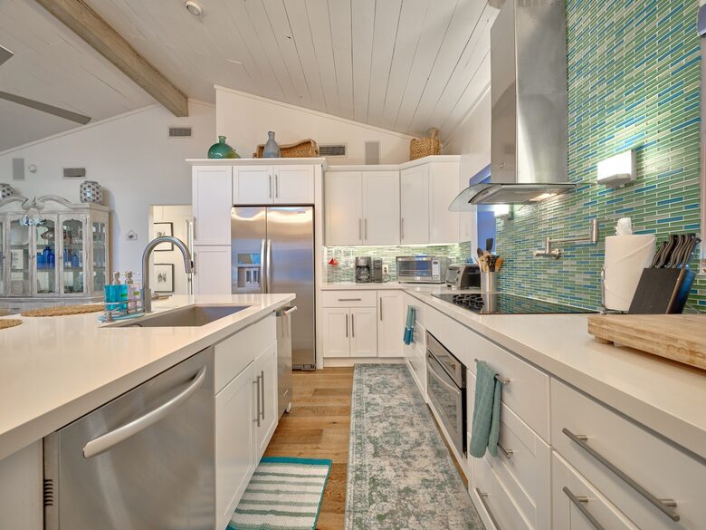 Steps to Sand | Charming Galveston Retreat - Galveston, Texas