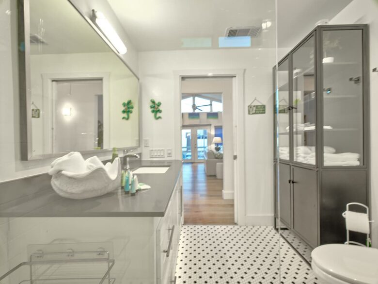 Steps to Sand | Charming Galveston Retreat - Galveston, Texas