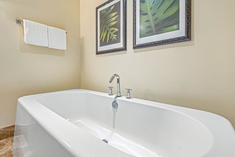 Honua Kai Corner Retreat with Wraparound Balcony - Lahaina, Hawaii