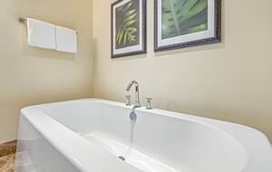 Honua Kai Corner Retreat with Wraparound Balcony - Lahaina, Hawaii