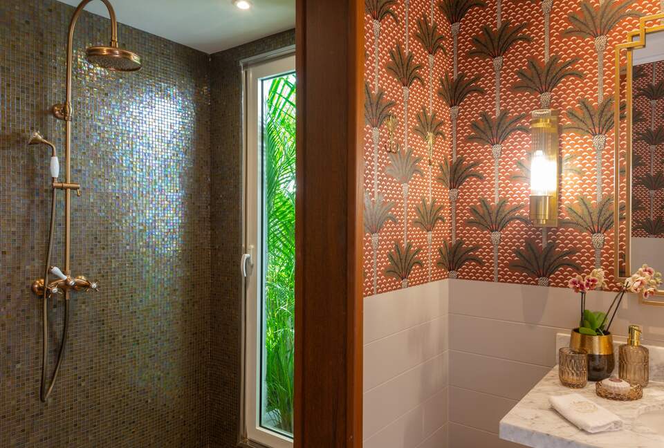 BATHROOM PINTA LODGE