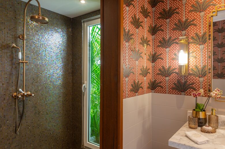 BATHROOM PINTA LODGE