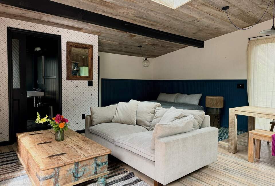 Whispering Oaks Cottage - Topanga, California