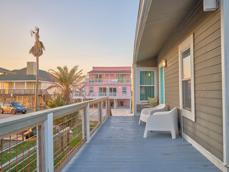 Steps to Sand | Charming Galveston Retreat - Galveston, Texas