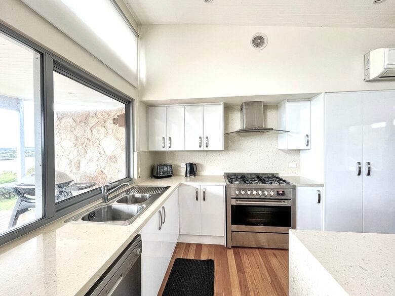 Bushland Elegance on Pelican Lagoon - Pelican Lagoon, Australia