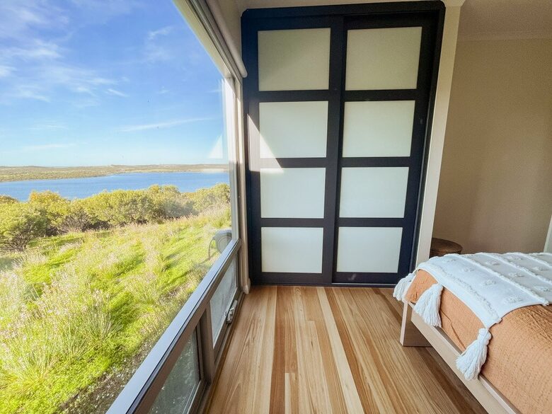 Bushland Elegance on Pelican Lagoon - Pelican Lagoon, Australia